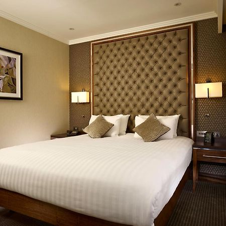 Отель Doubletree By Hilton Уокинг Экстерьер фото