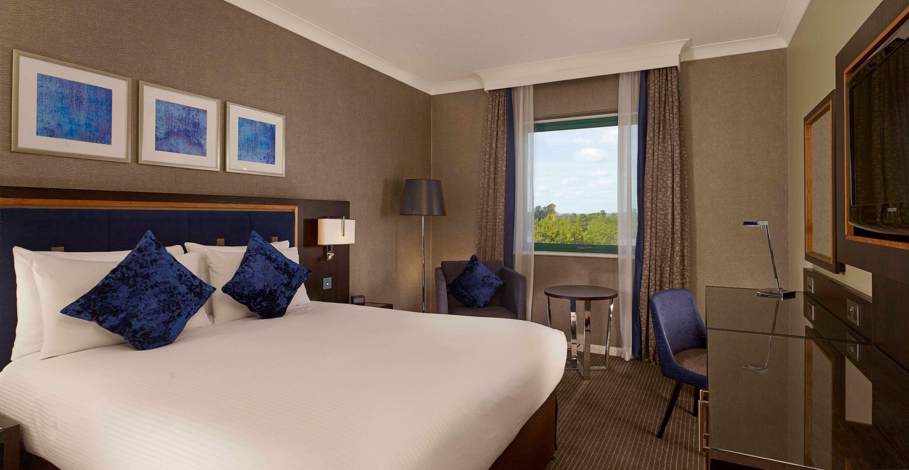 Отель Doubletree By Hilton Уокинг Экстерьер фото