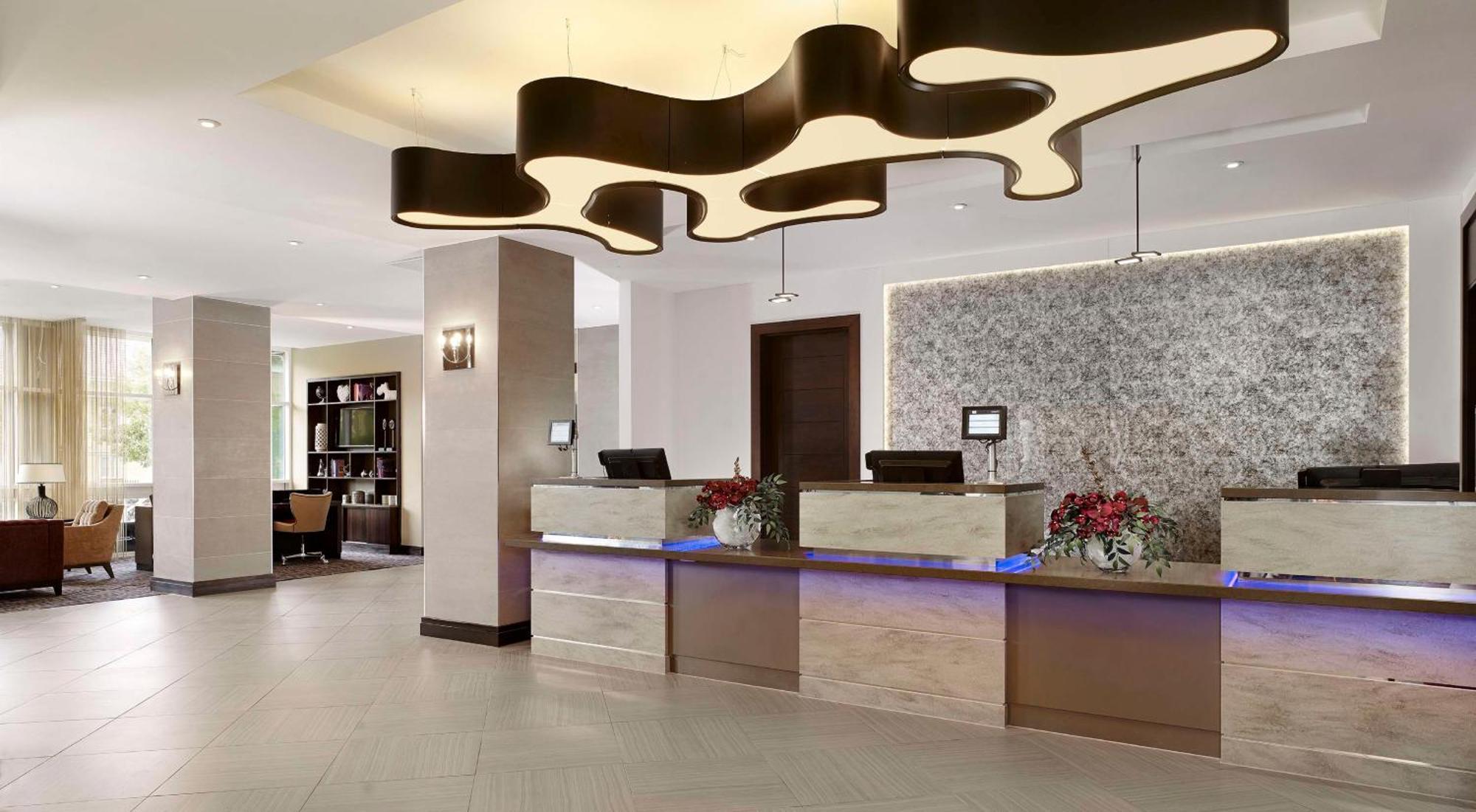 Отель Doubletree By Hilton Уокинг Экстерьер фото