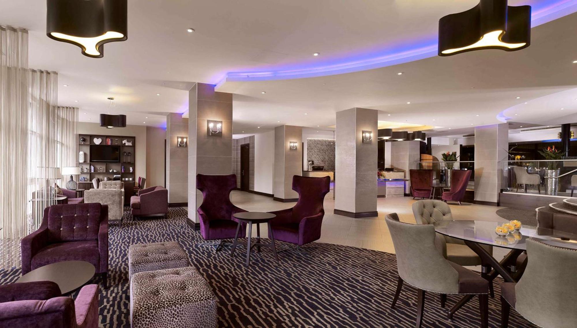 Отель Doubletree By Hilton Уокинг Экстерьер фото