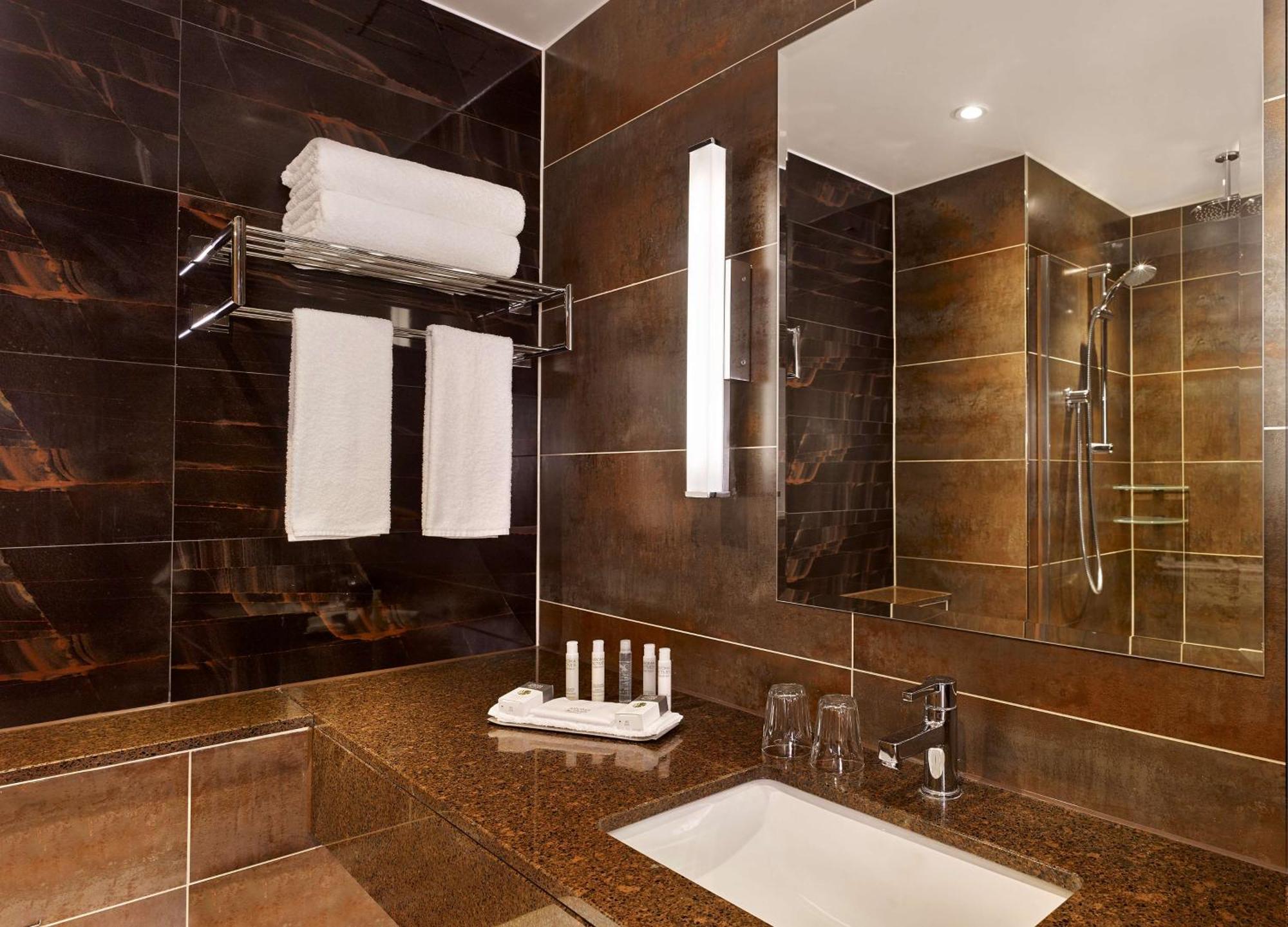 Отель Doubletree By Hilton Уокинг Экстерьер фото