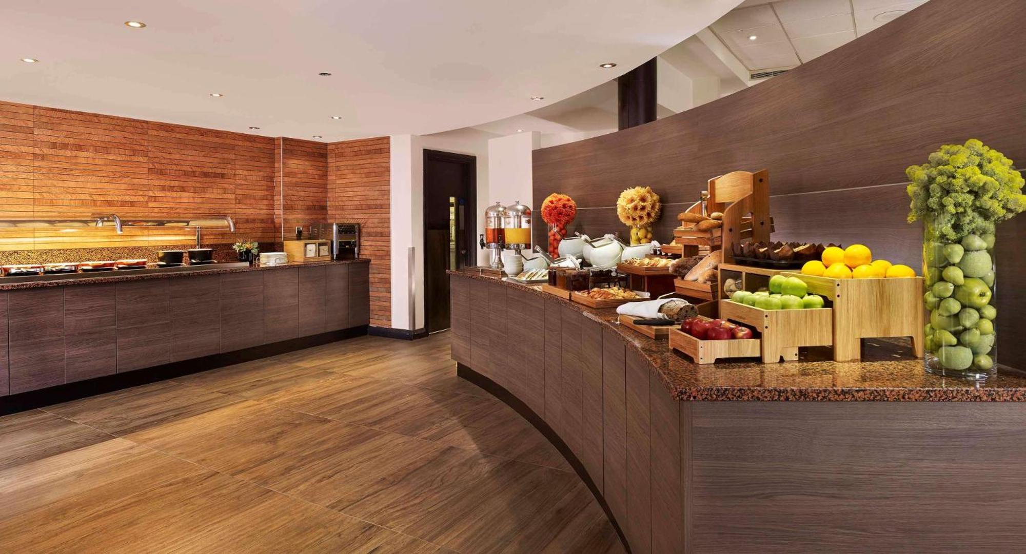 Отель Doubletree By Hilton Уокинг Экстерьер фото