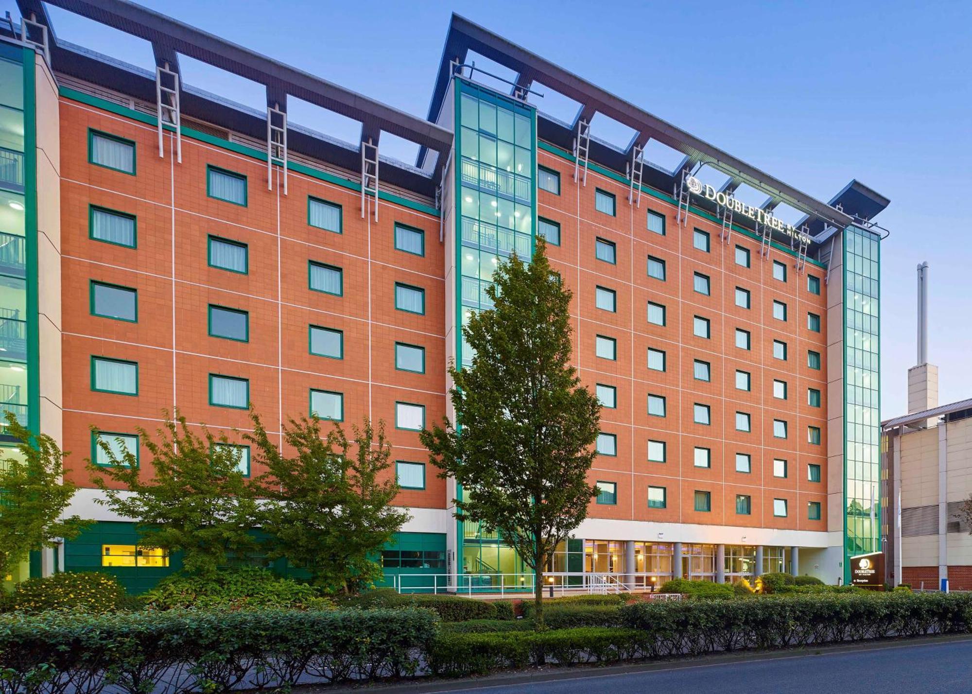 Отель Doubletree By Hilton Уокинг Экстерьер фото
