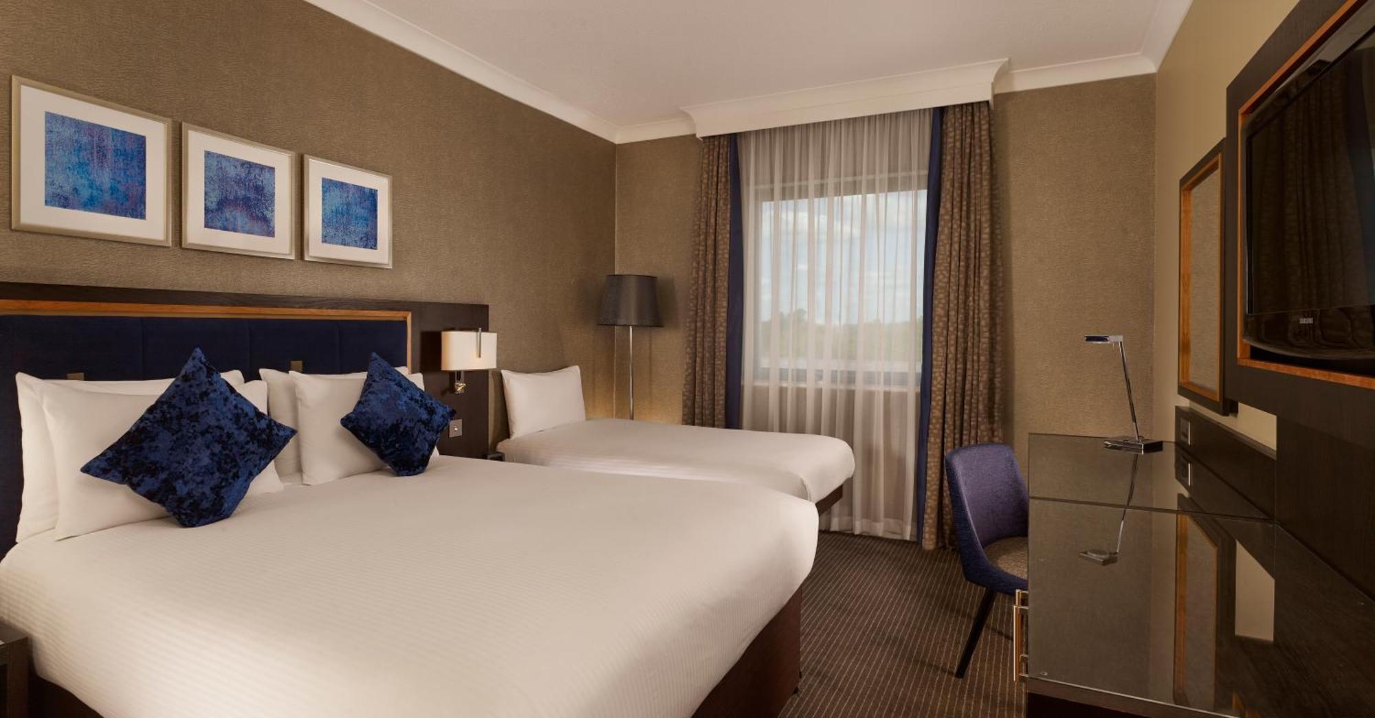 Отель Doubletree By Hilton Уокинг Экстерьер фото