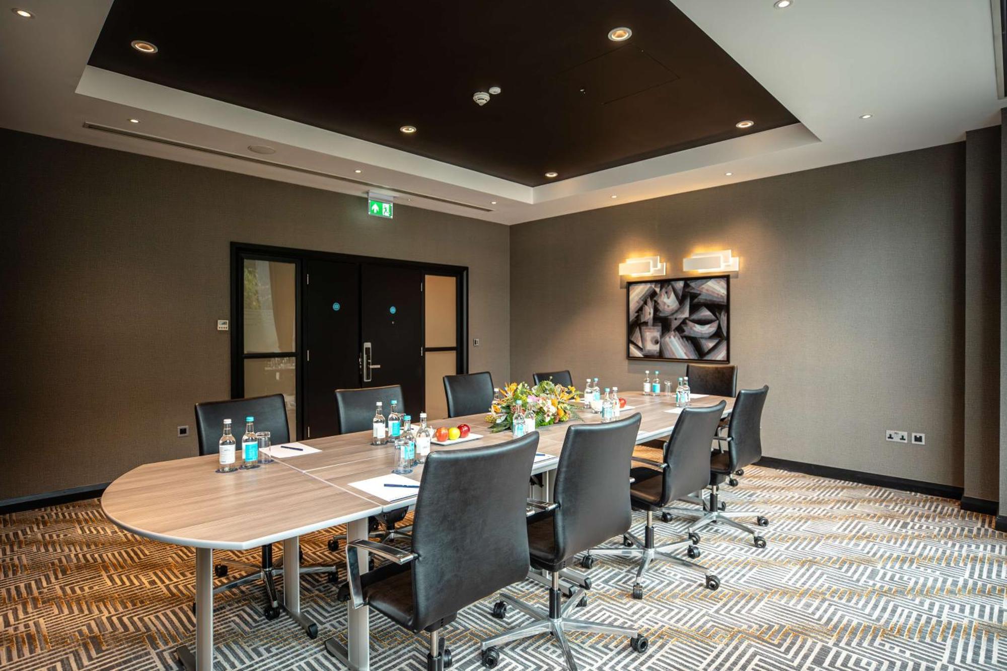 Отель Doubletree By Hilton Уокинг Экстерьер фото