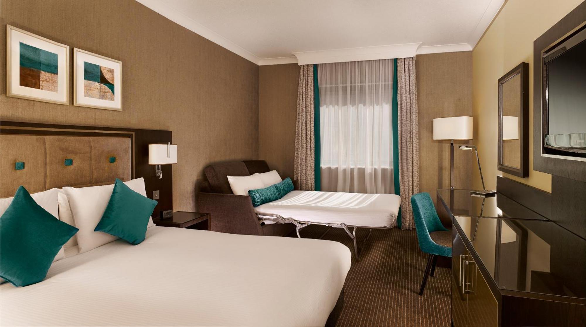 Отель Doubletree By Hilton Уокинг Экстерьер фото