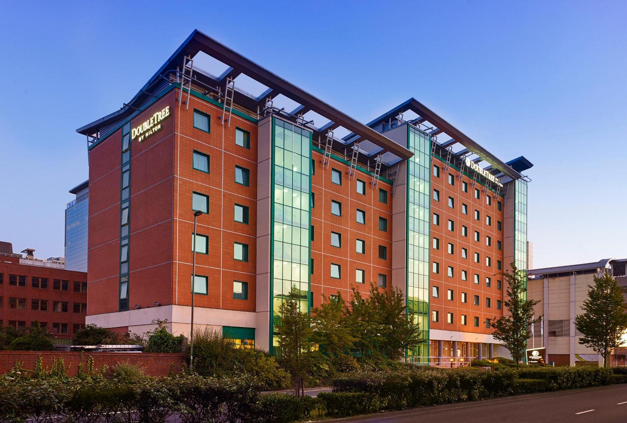 Отель Doubletree By Hilton Уокинг Экстерьер фото