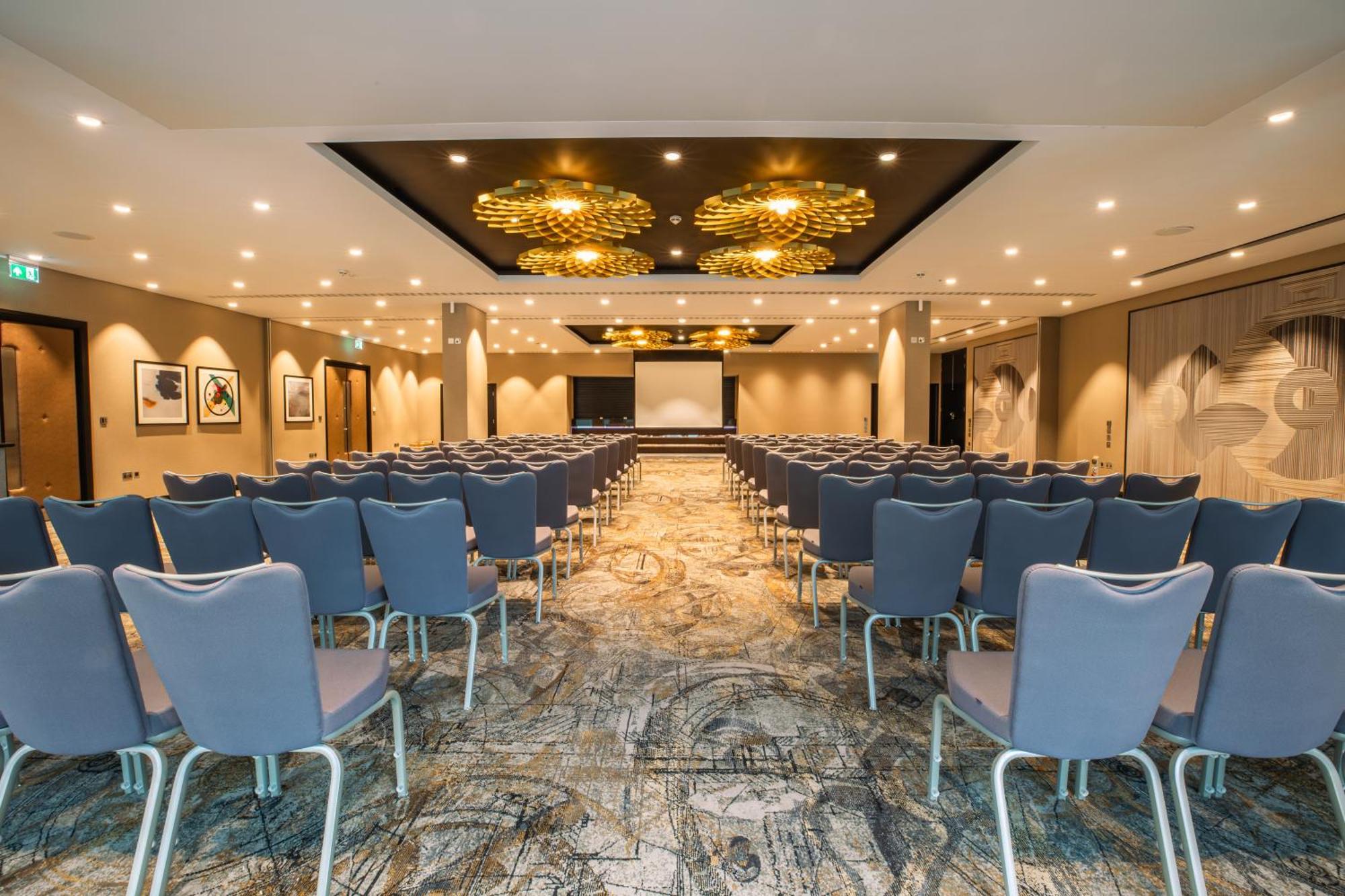 Отель Doubletree By Hilton Уокинг Экстерьер фото