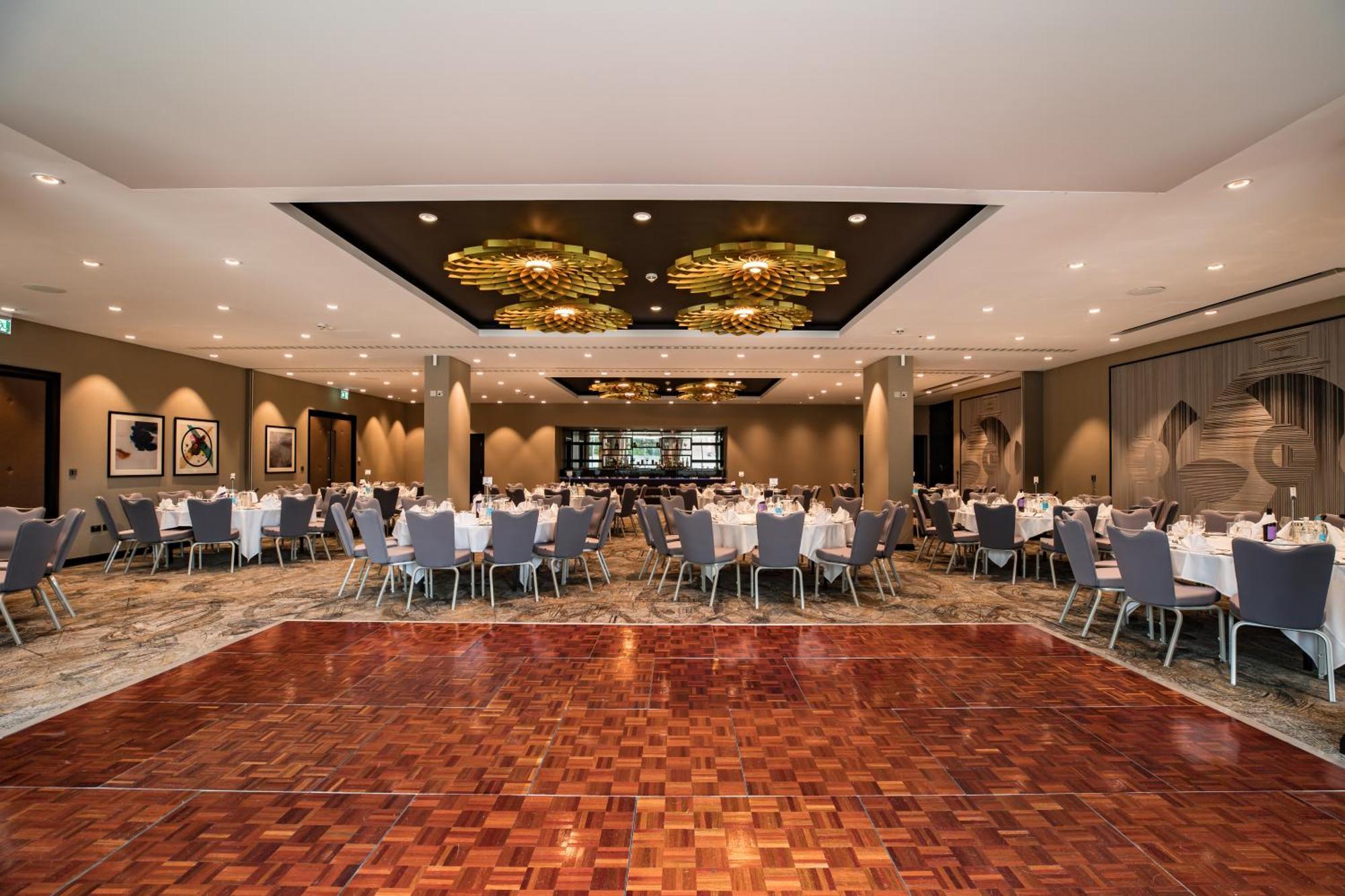 Отель Doubletree By Hilton Уокинг Экстерьер фото