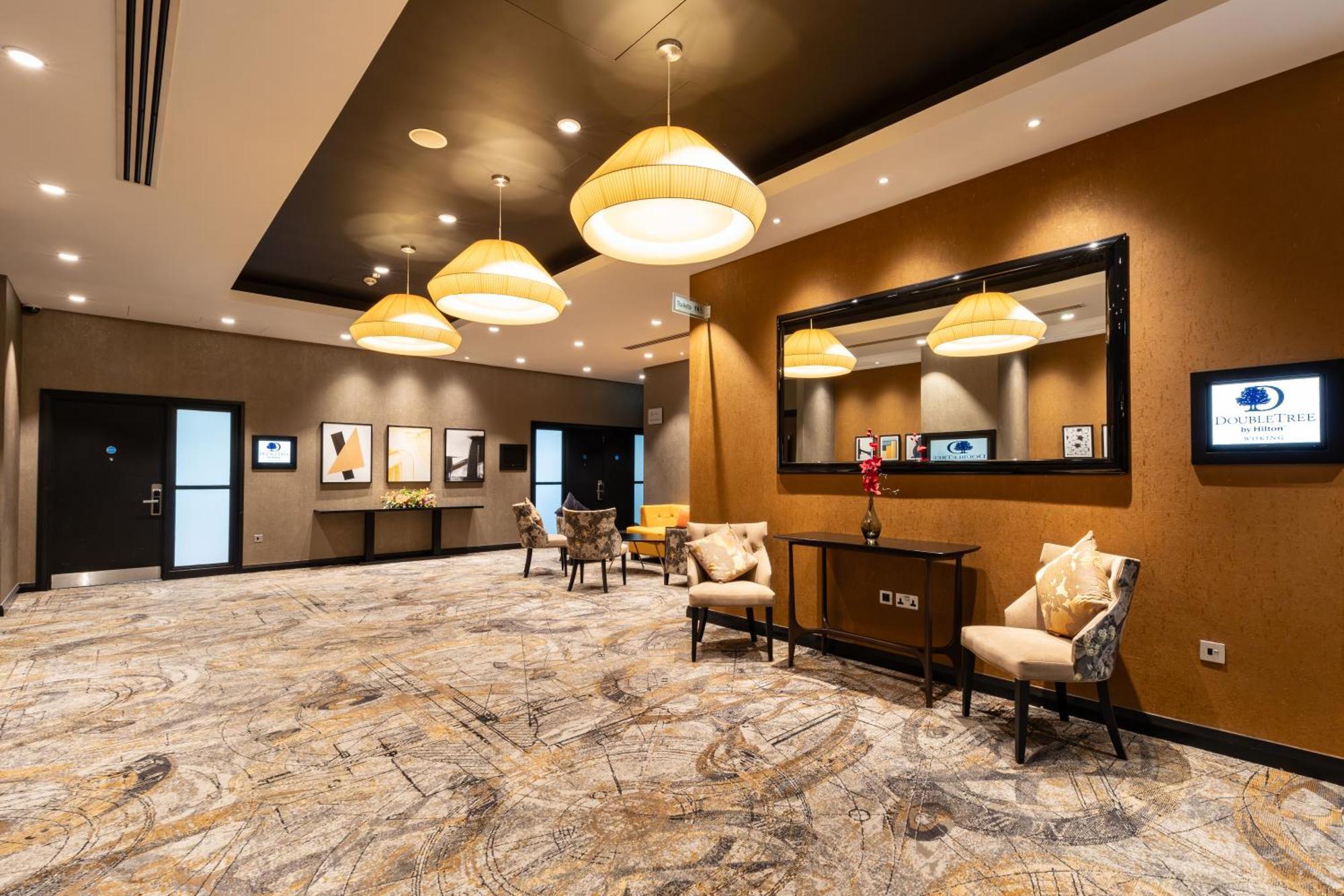 Отель Doubletree By Hilton Уокинг Экстерьер фото