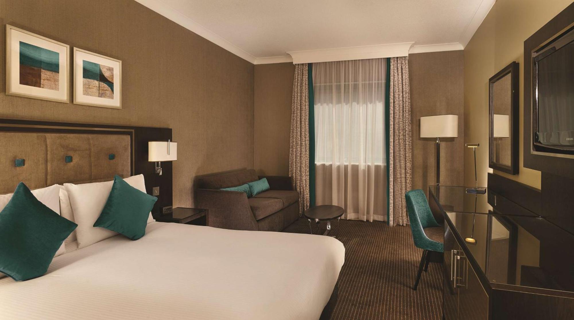 Отель Doubletree By Hilton Уокинг Экстерьер фото