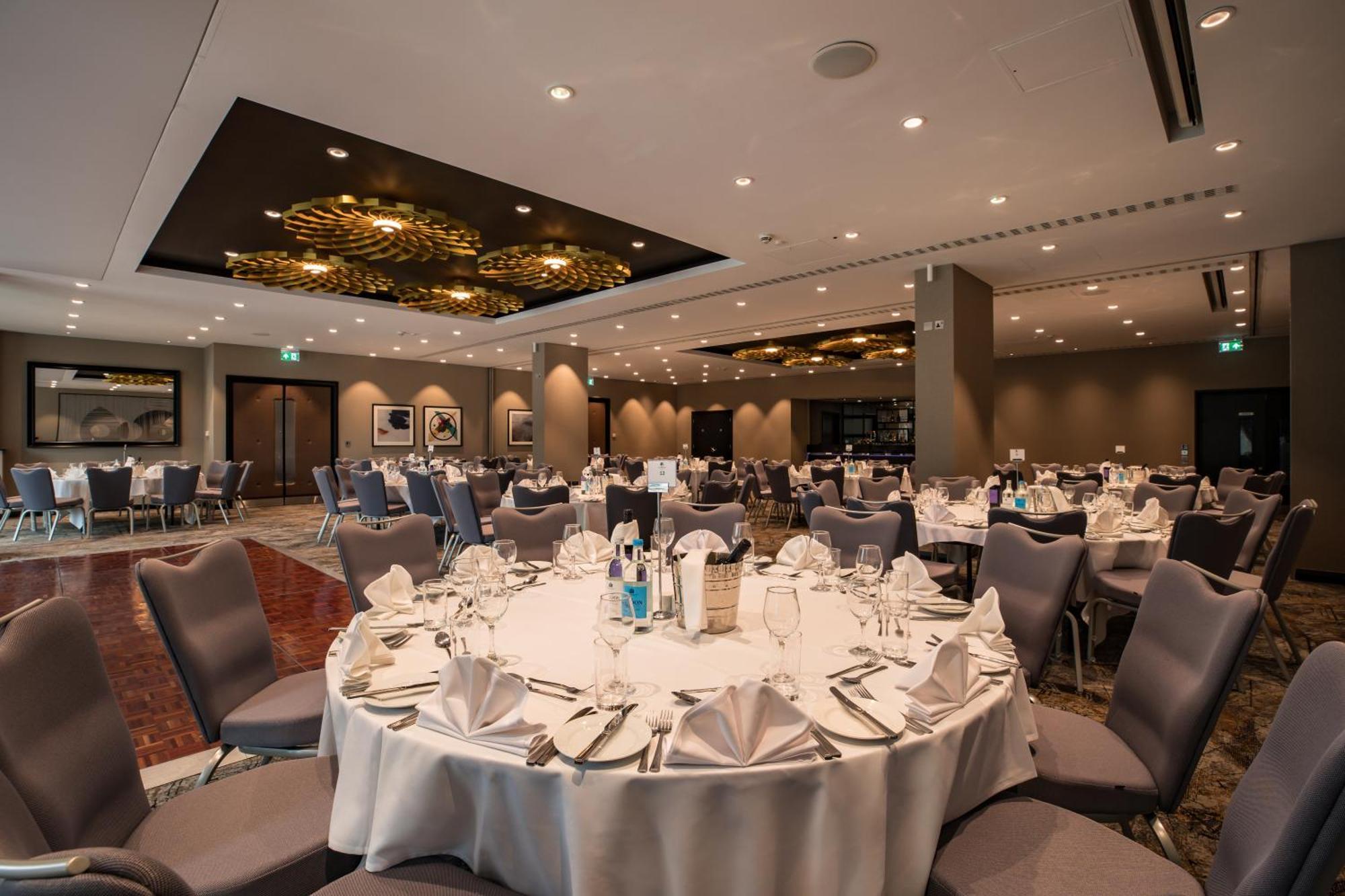 Отель Doubletree By Hilton Уокинг Экстерьер фото