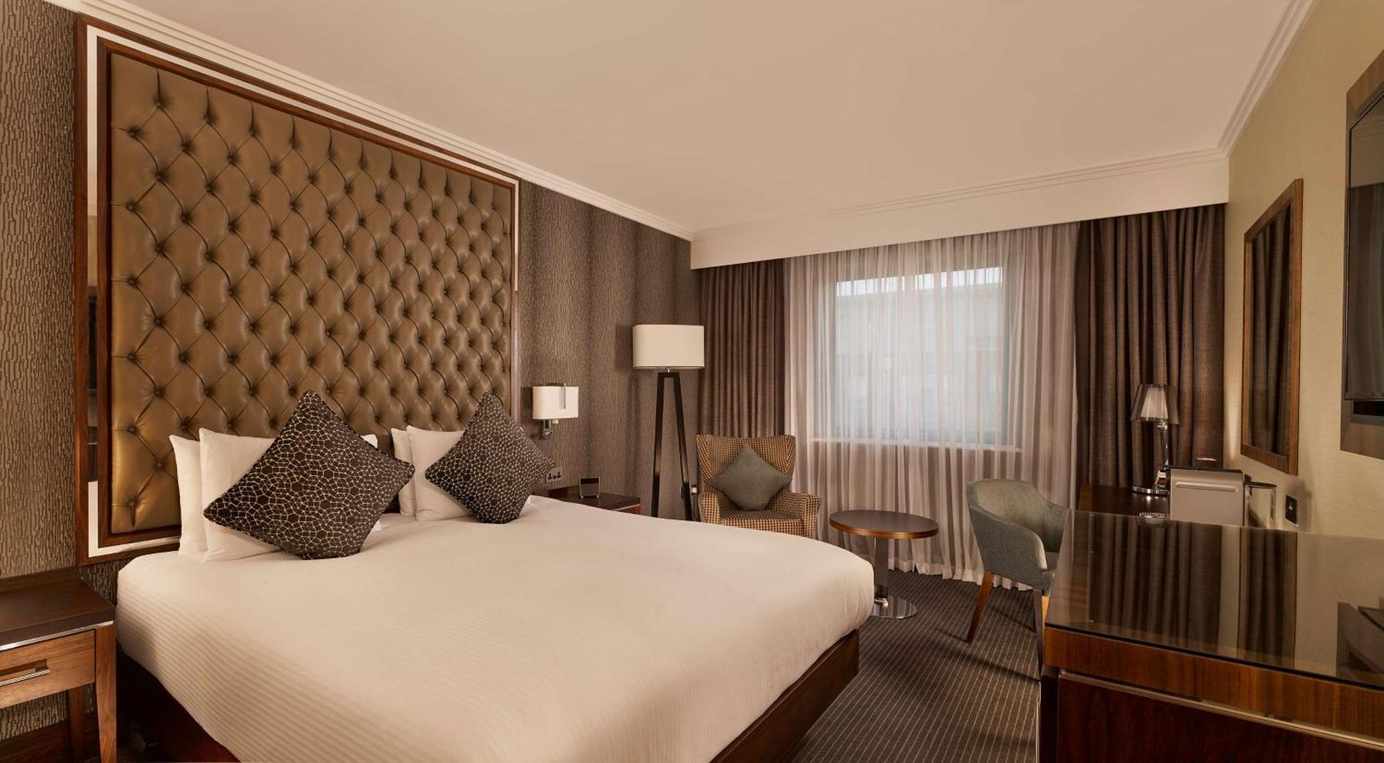 Отель Doubletree By Hilton Уокинг Экстерьер фото