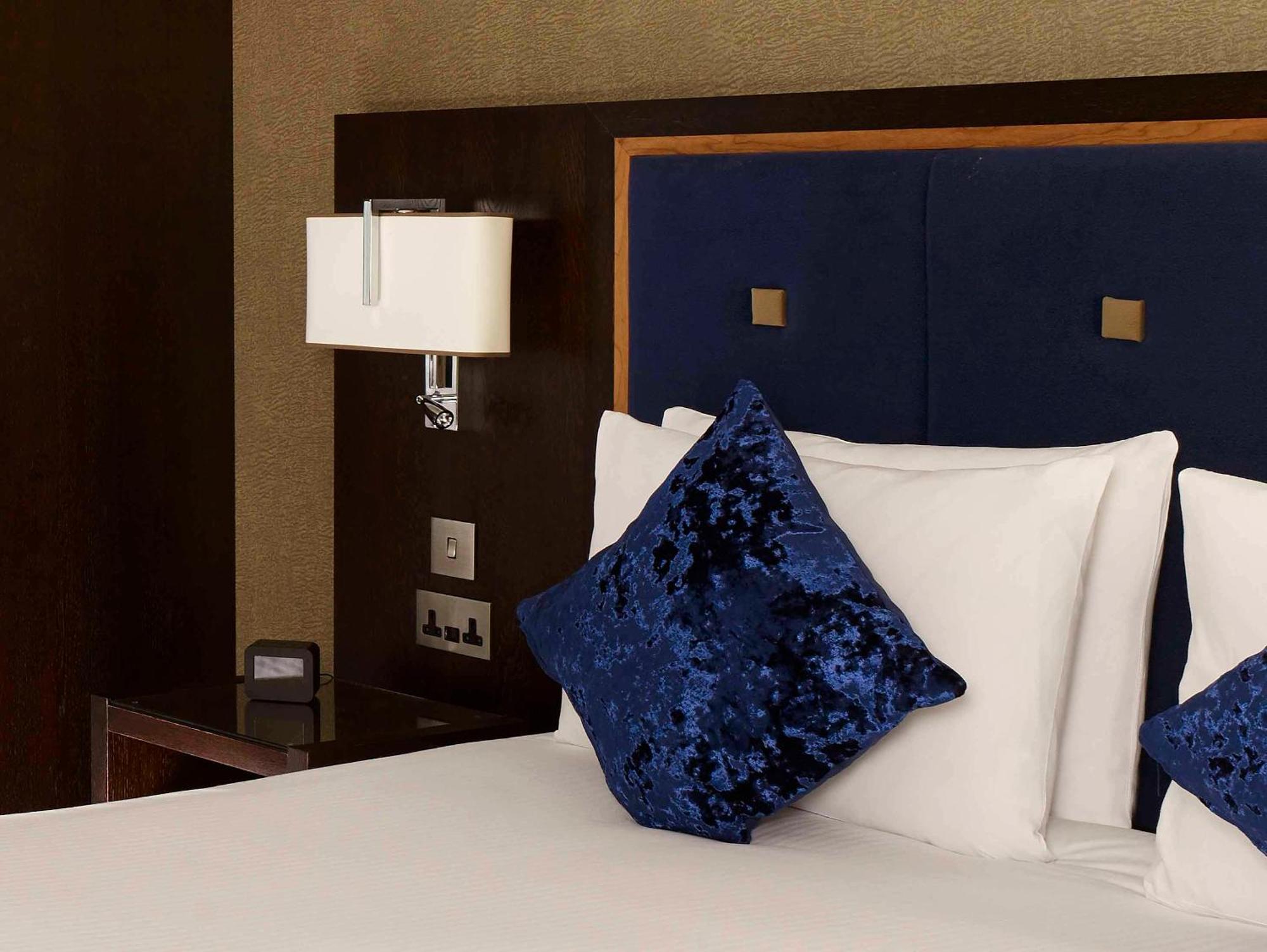 Отель Doubletree By Hilton Уокинг Экстерьер фото