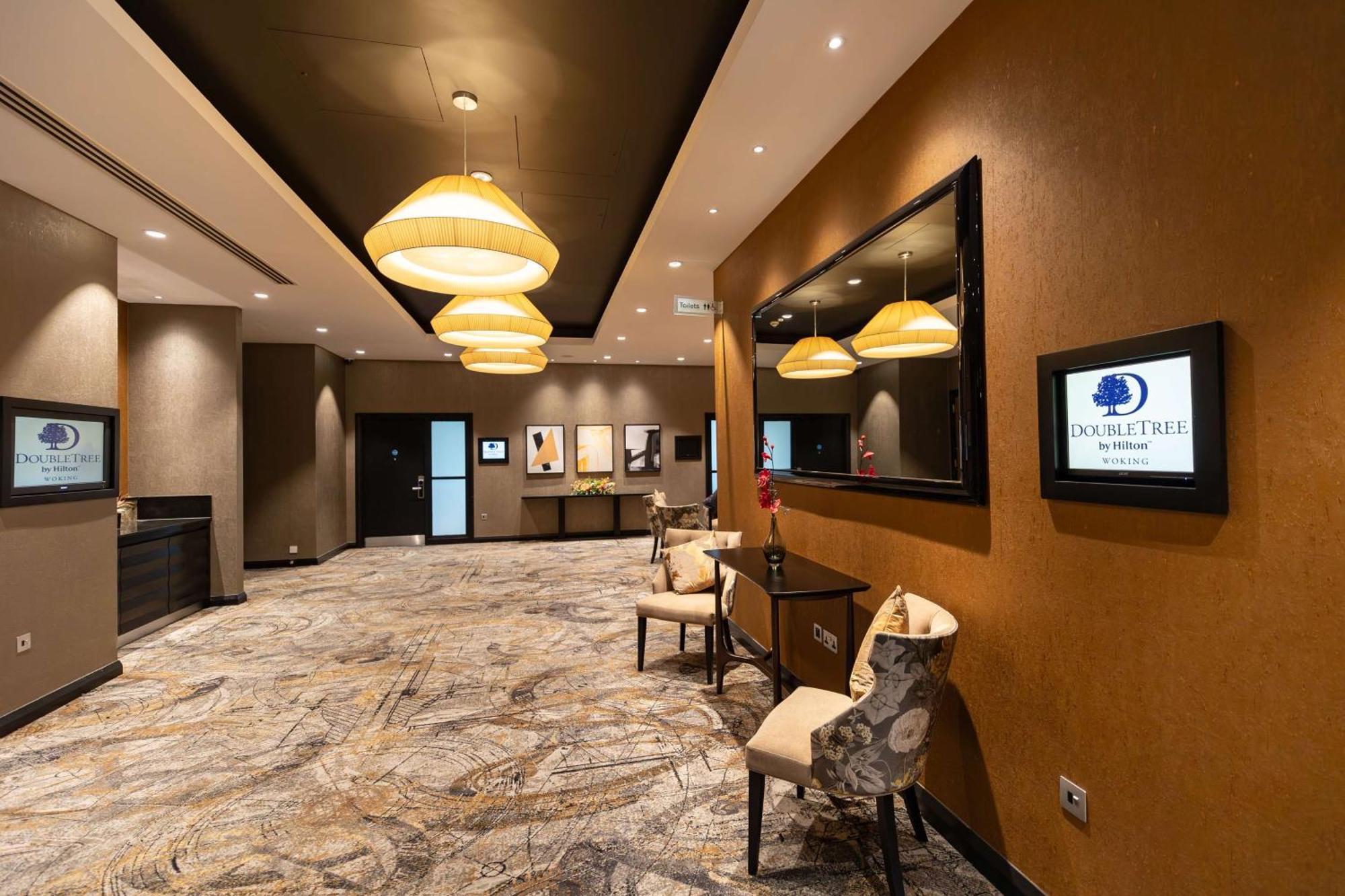 Отель Doubletree By Hilton Уокинг Экстерьер фото