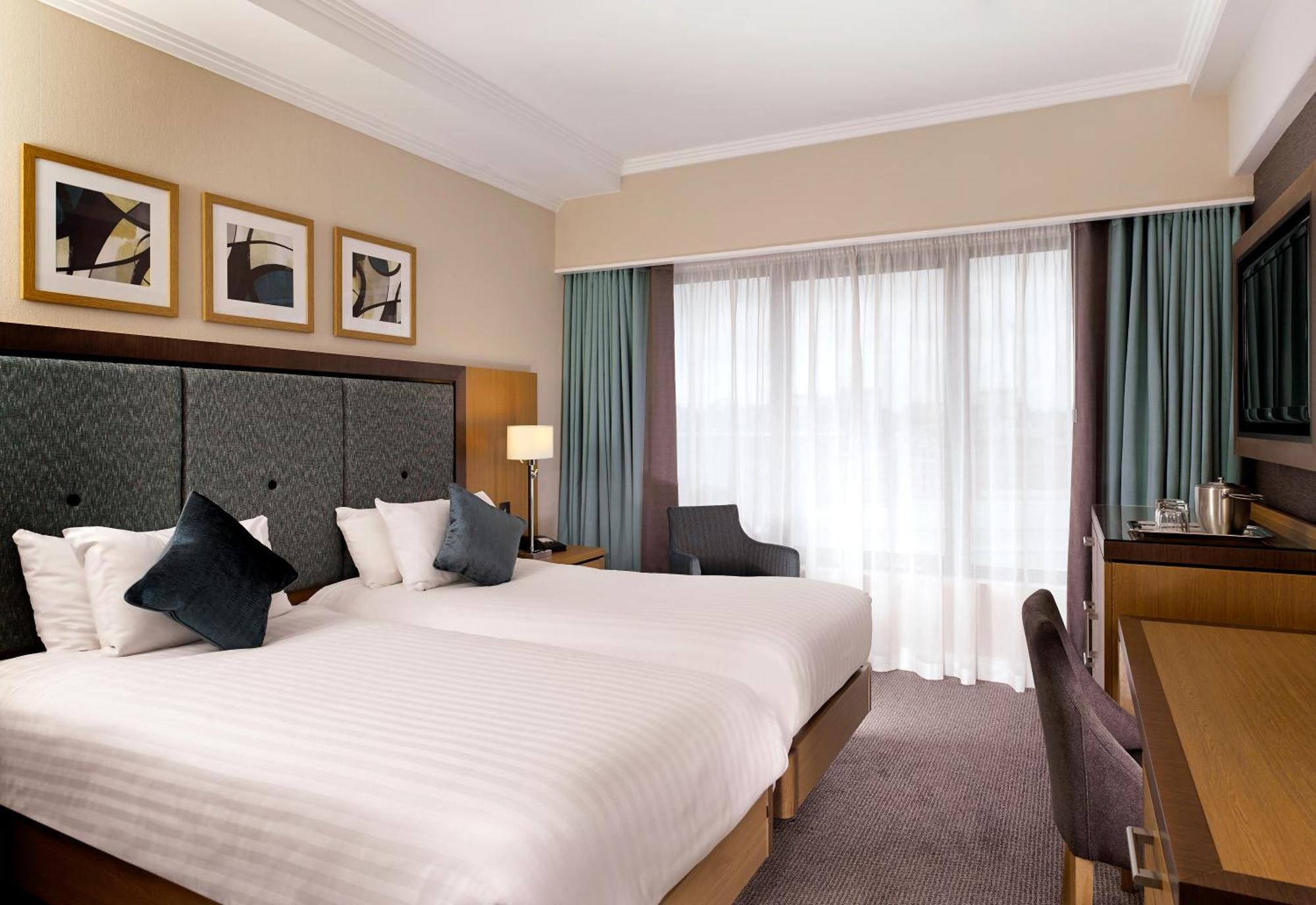 Отель Doubletree By Hilton Уокинг Экстерьер фото
