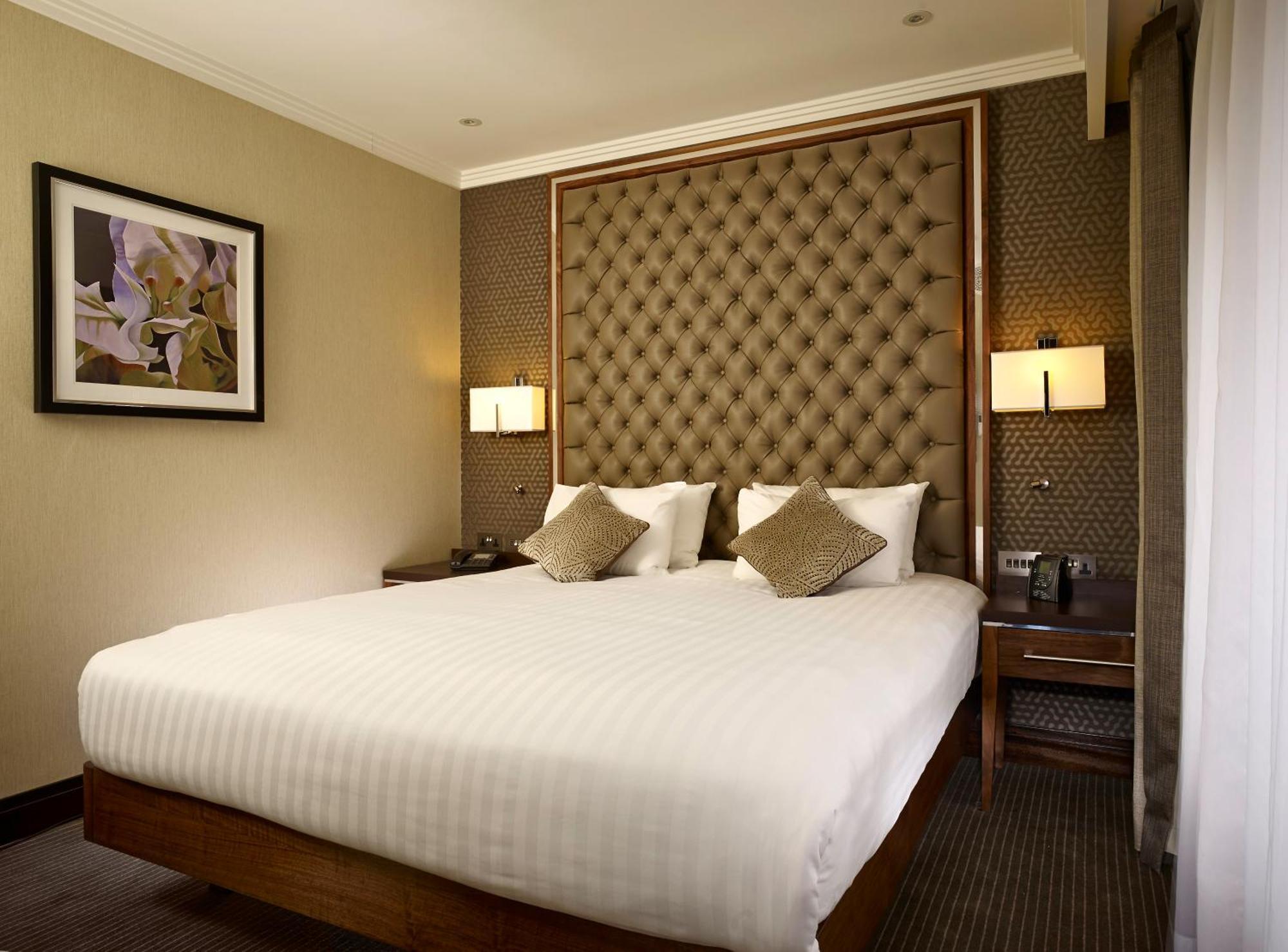 Отель Doubletree By Hilton Уокинг Экстерьер фото