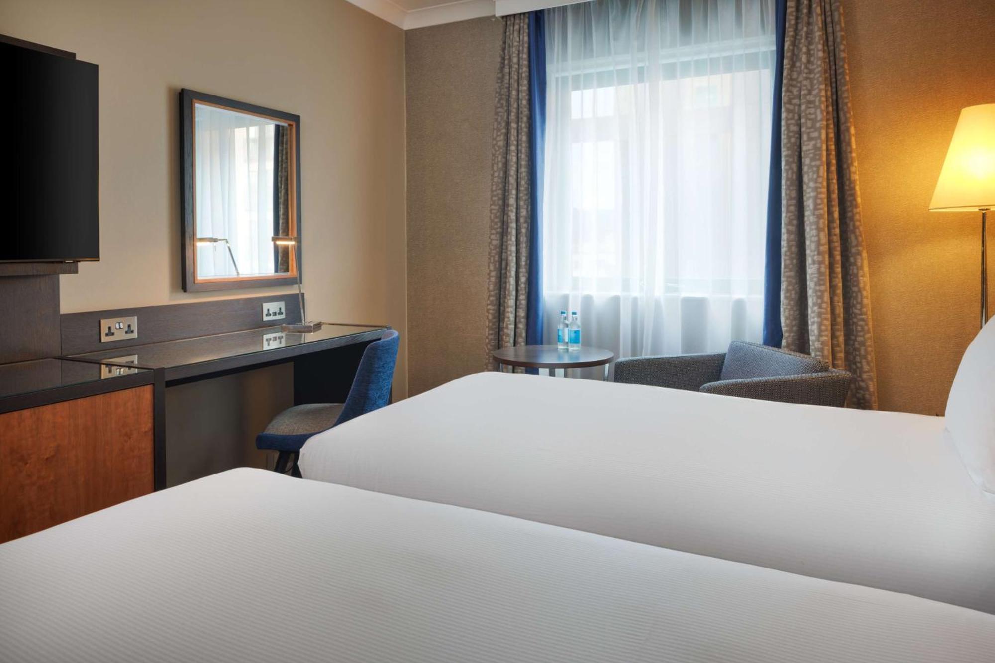 Отель Doubletree By Hilton Уокинг Экстерьер фото