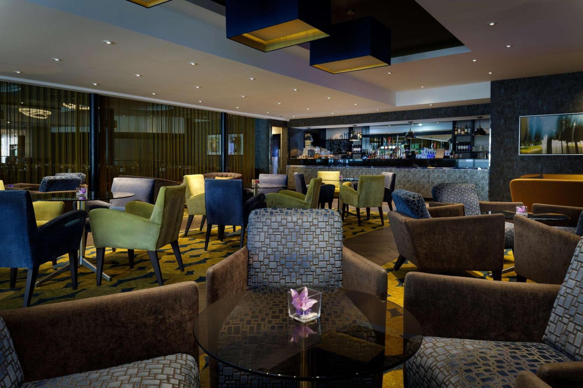 Отель Doubletree By Hilton Уокинг Экстерьер фото