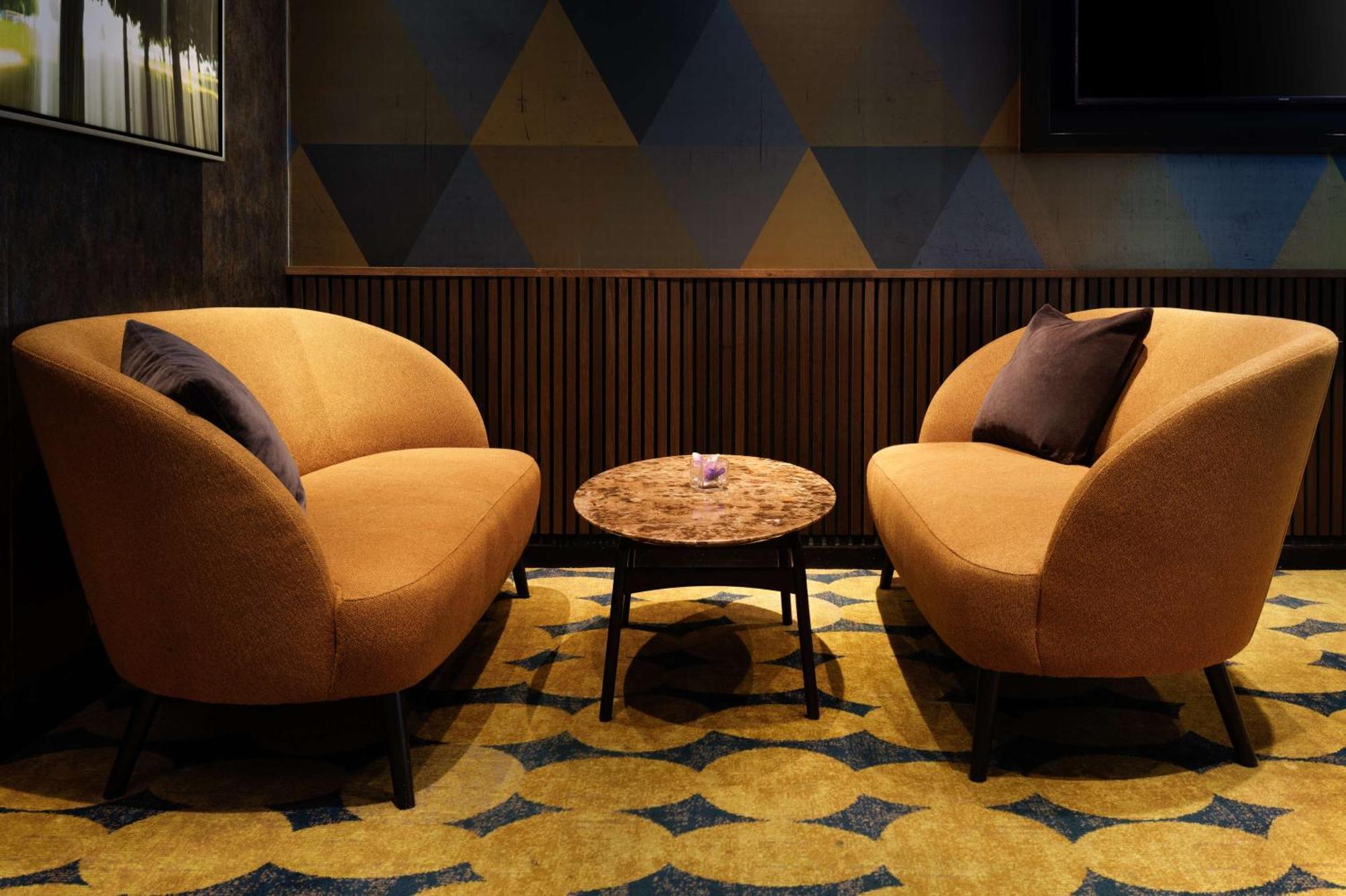 Отель Doubletree By Hilton Уокинг Экстерьер фото