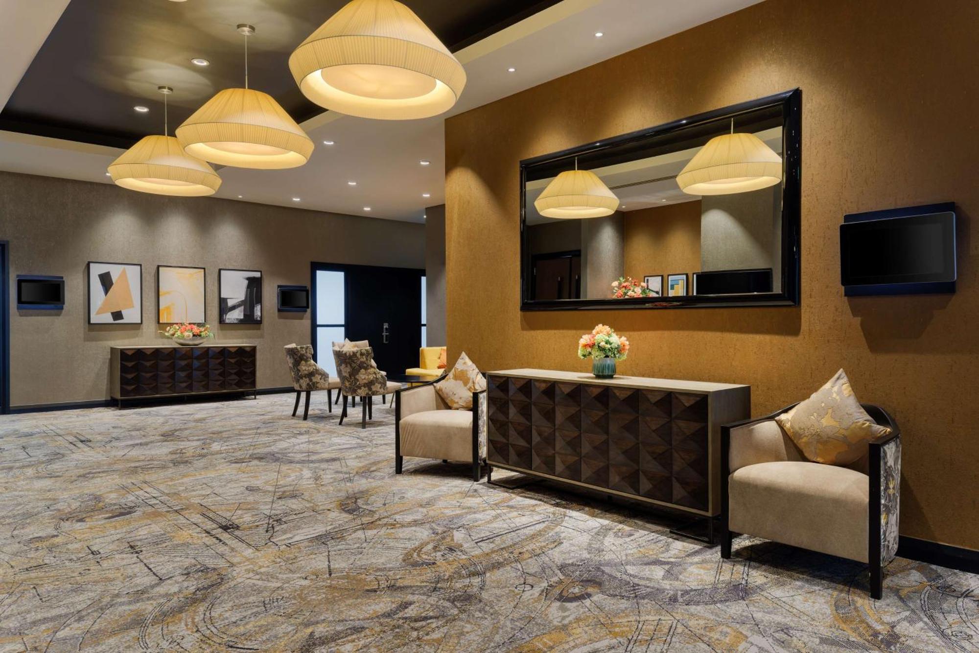 Отель Doubletree By Hilton Уокинг Экстерьер фото