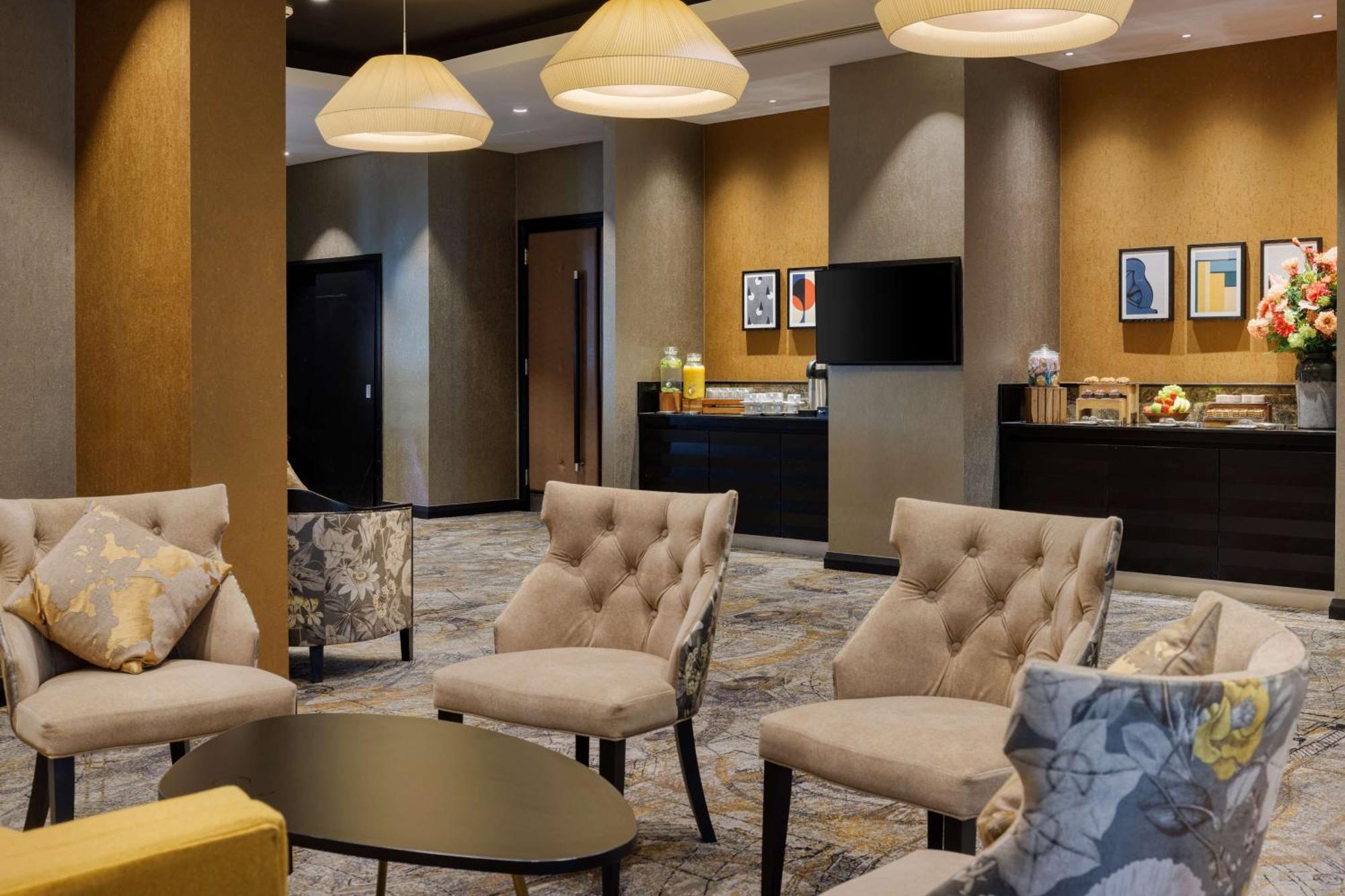 Отель Doubletree By Hilton Уокинг Экстерьер фото