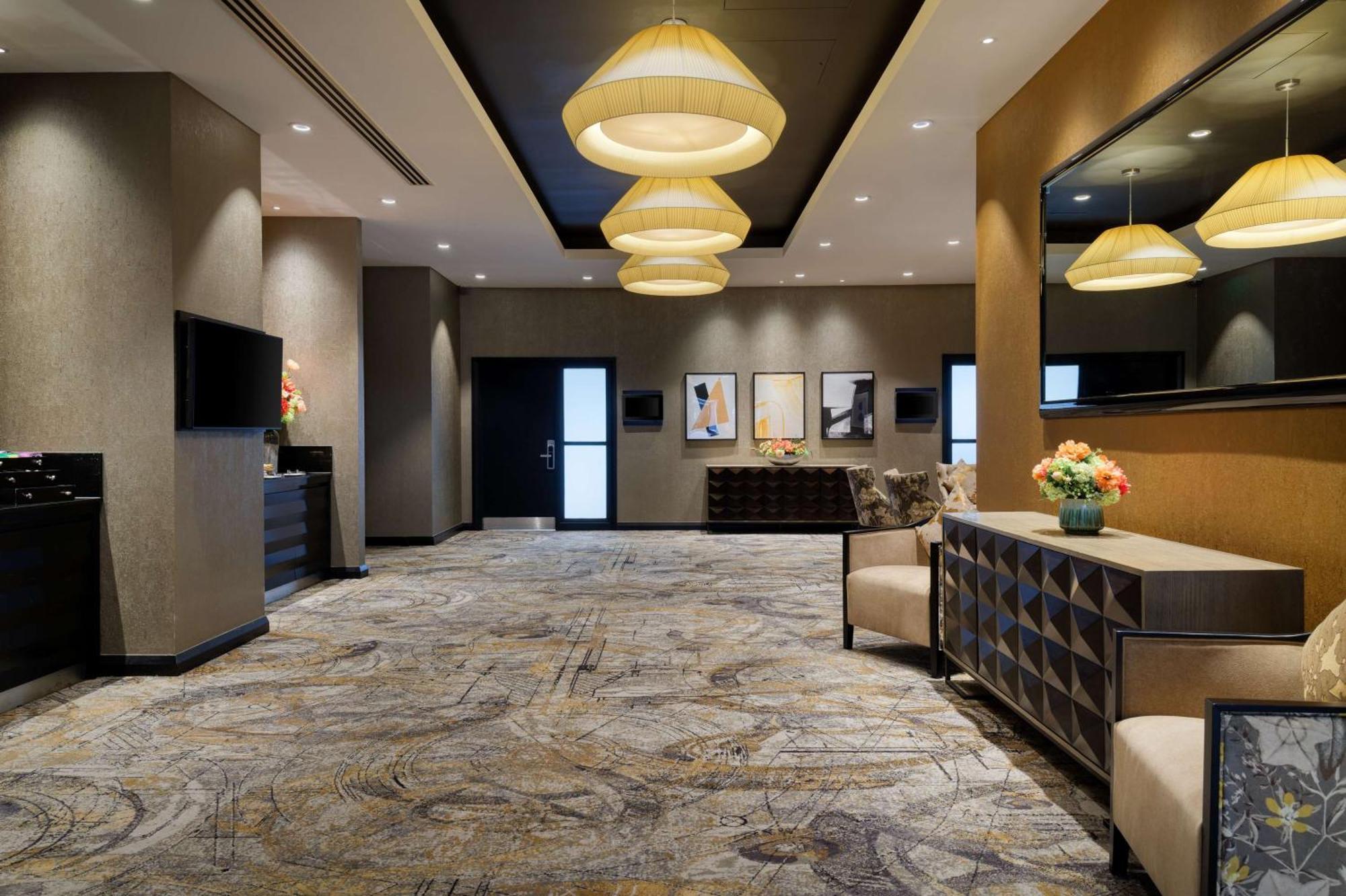 Отель Doubletree By Hilton Уокинг Экстерьер фото