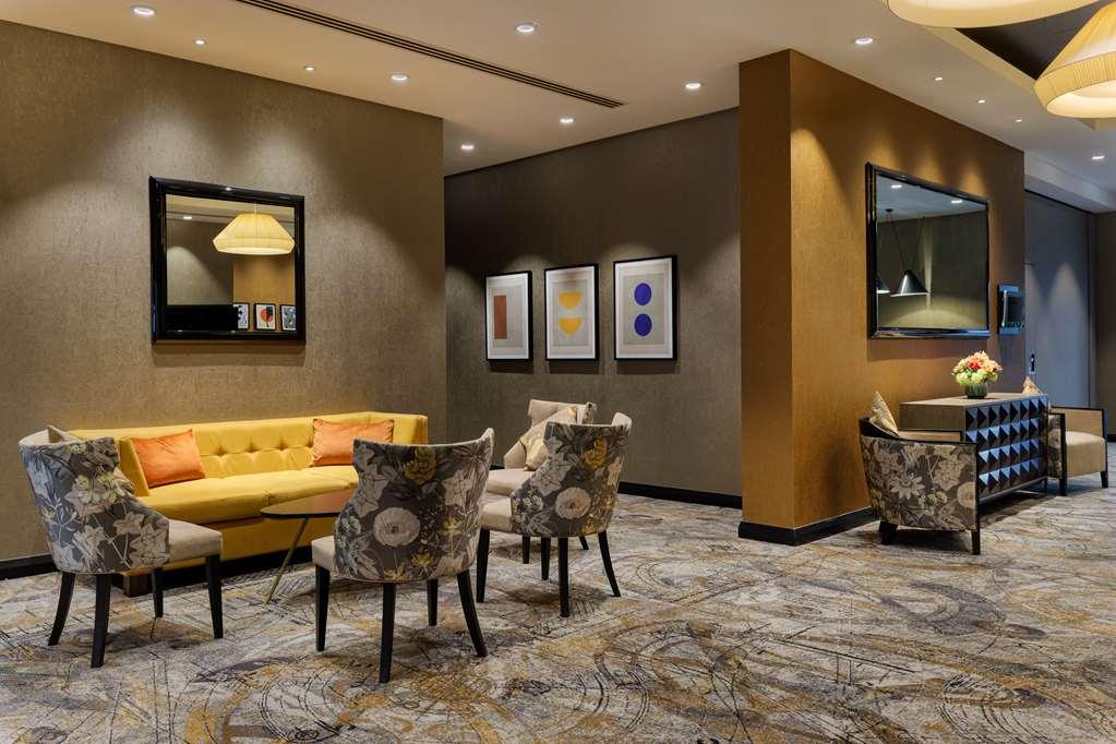 Отель Doubletree By Hilton Уокинг Интерьер фото