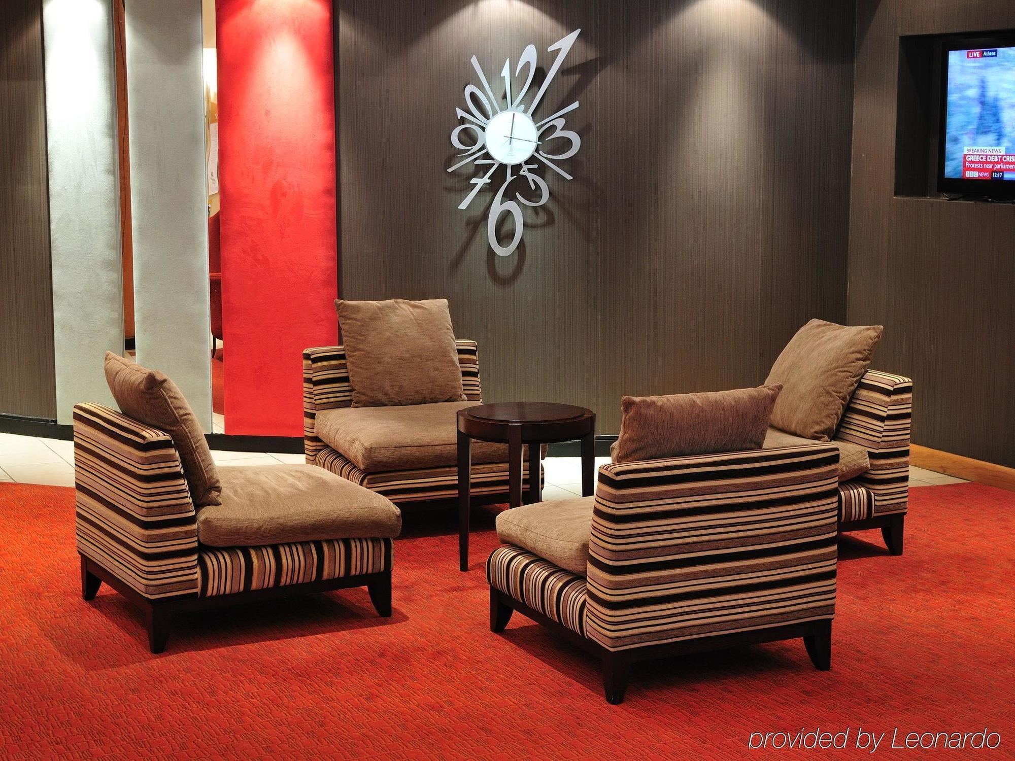 Отель Doubletree By Hilton Уокинг Интерьер фото