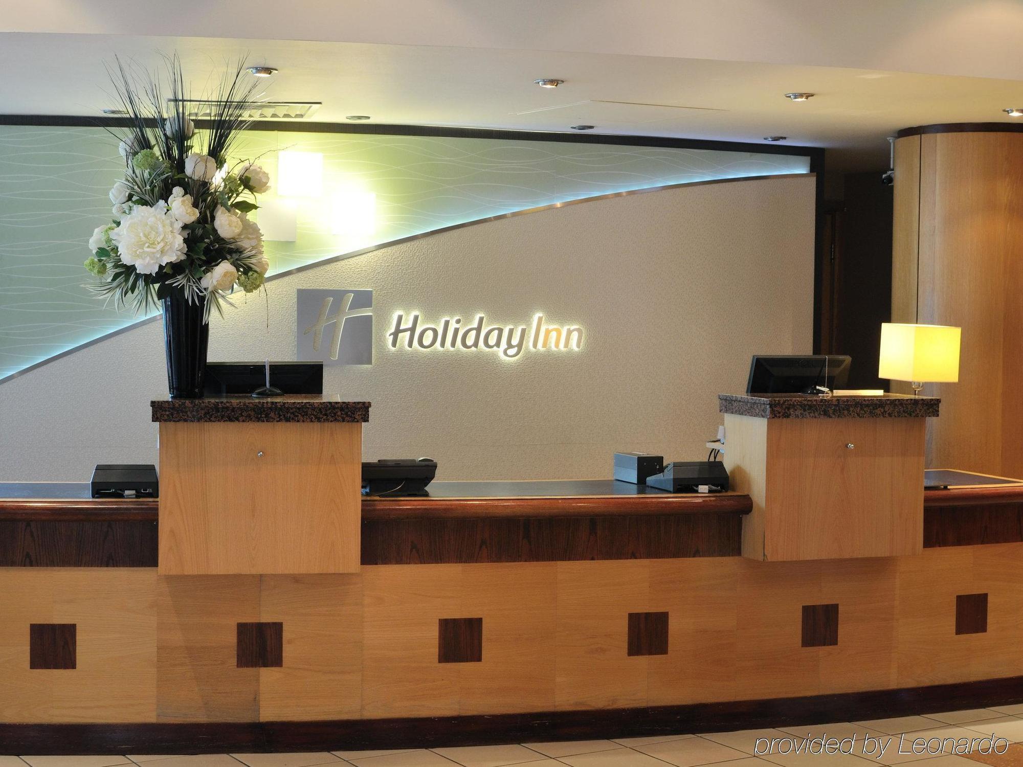 Отель Doubletree By Hilton Уокинг Интерьер фото