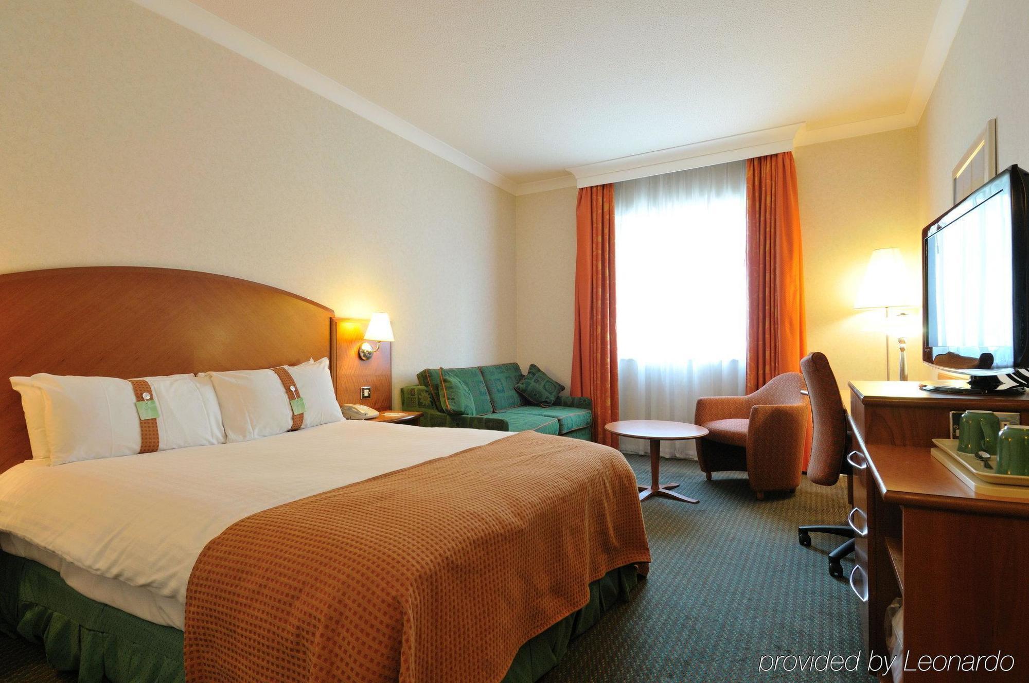 Отель Doubletree By Hilton Уокинг Экстерьер фото