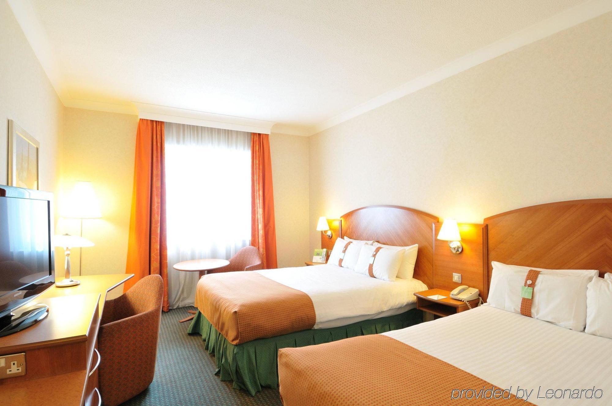 Отель Doubletree By Hilton Уокинг Экстерьер фото
