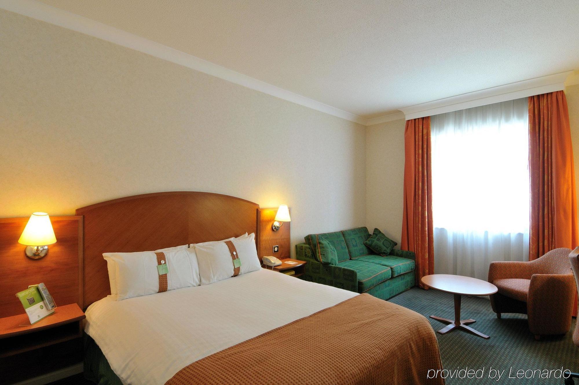 Отель Doubletree By Hilton Уокинг Экстерьер фото