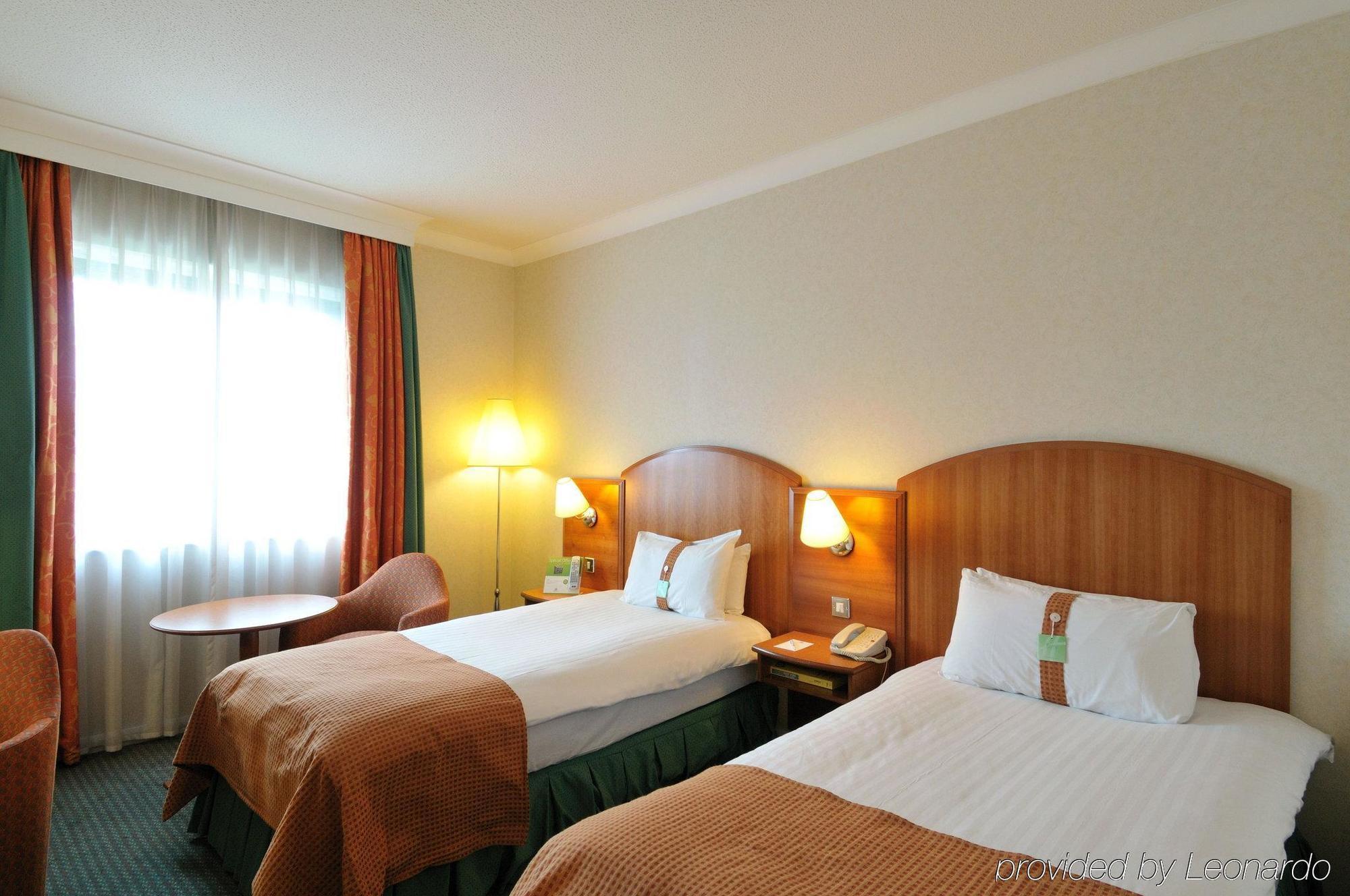 Отель Doubletree By Hilton Уокинг Экстерьер фото