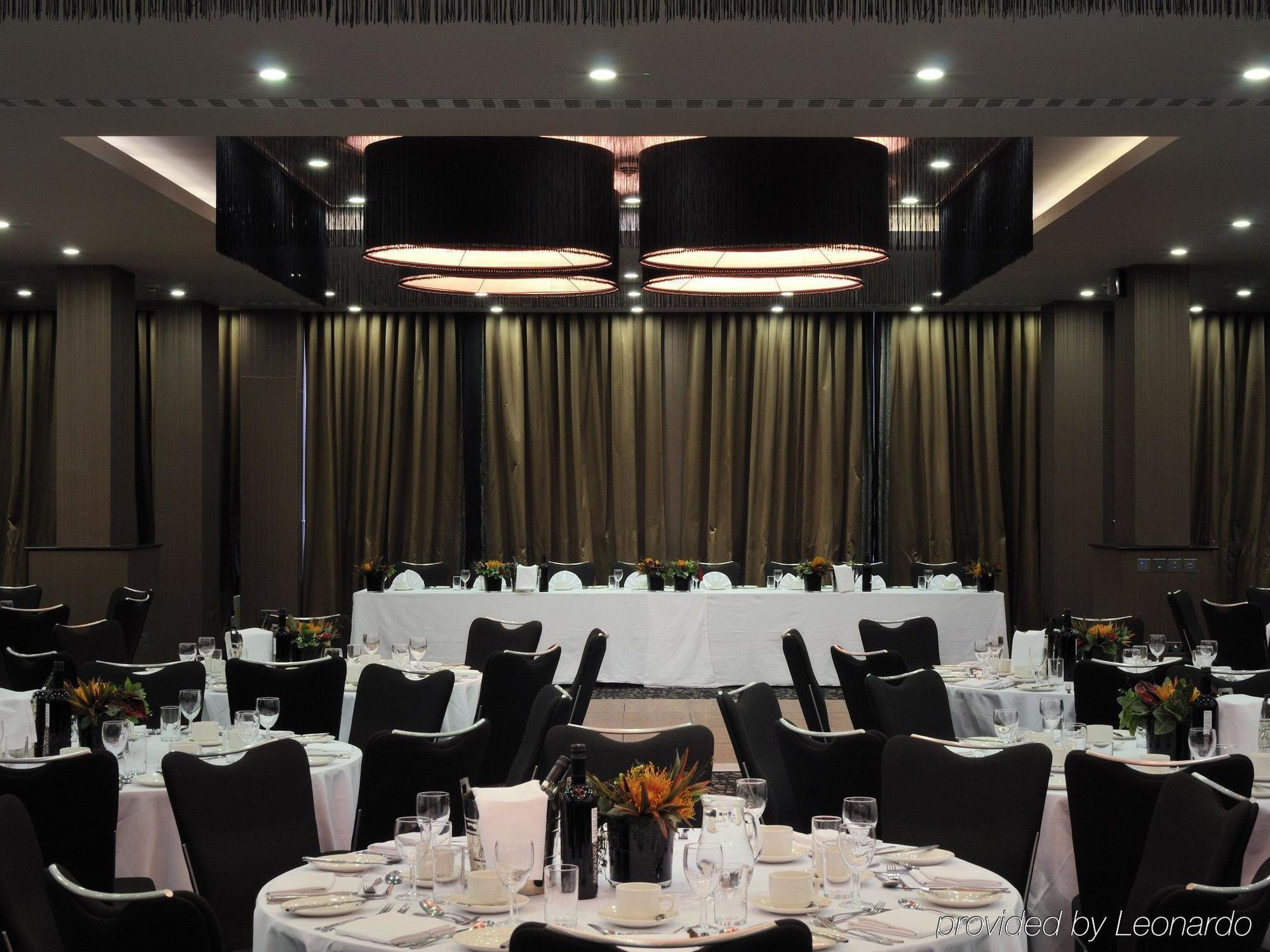 Отель Doubletree By Hilton Уокинг Экстерьер фото