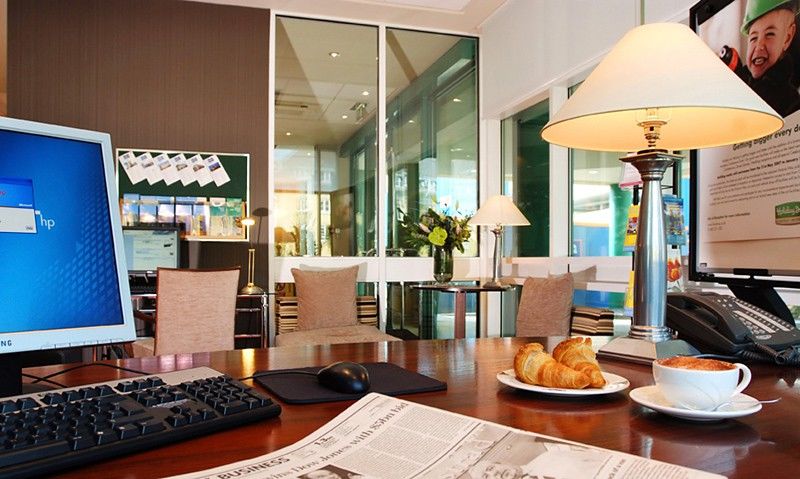 Отель Doubletree By Hilton Уокинг Экстерьер фото