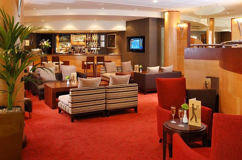 Отель Doubletree By Hilton Уокинг Ресторан фото