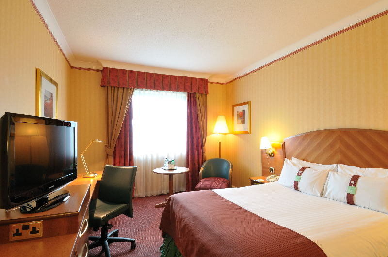 Отель Doubletree By Hilton Уокинг Экстерьер фото